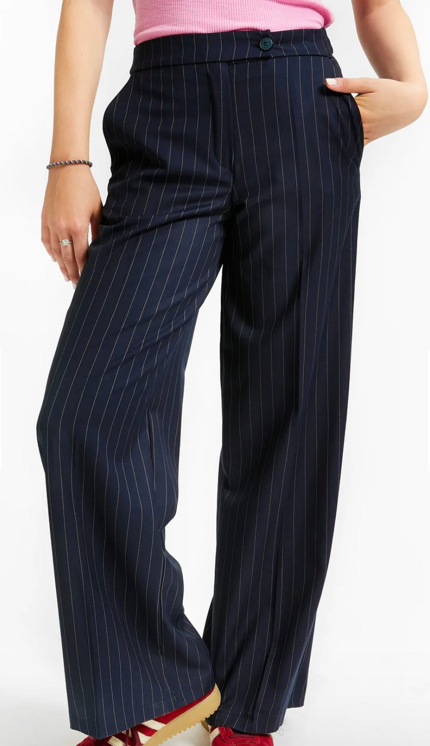 Pantalon bleu marine à rayures Indee