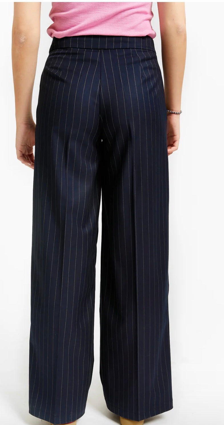 Pantalon bleu marine à rayures Indee